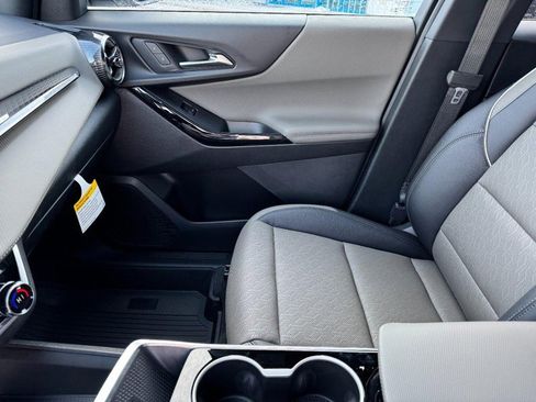 New 2026 Chevrolet Equinox LT w/ Convenience Package II image 8