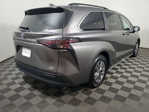 Used 2024 Toyota Sienna XLE FWD image 4