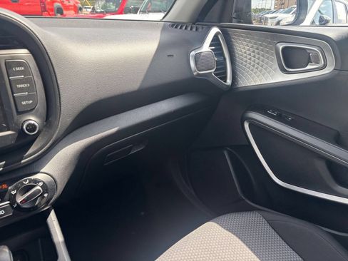 Used 2025 Kia Soul LX w/ LX Technology Package FWD image 33