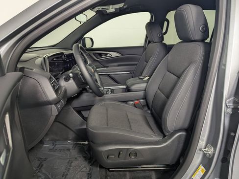 Used 2025 Chevrolet Traverse LT w/ LPO, Floor Liner Package FWD image 12
