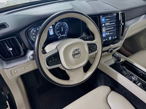Used 2019 Volvo XC60 T5 Momentum w/ Multimedia Package AWD/4WD image 14