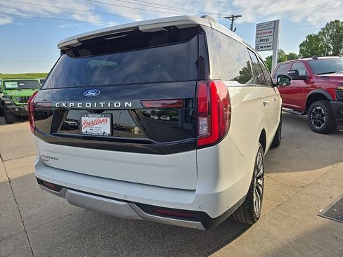 Used 2025 Ford Expedition Platinum w/ Driver's Package AWD/4WD image 9