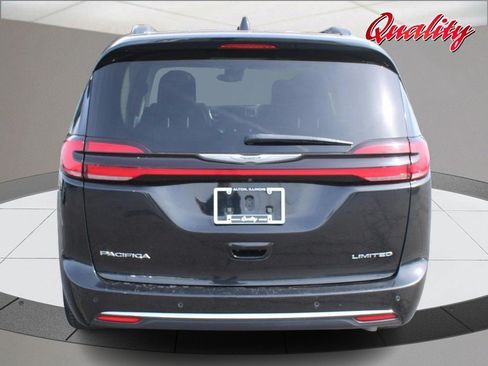 Used 2023 Chrysler Pacifica Limited FWD image 4