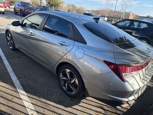 Used 2023 Hyundai Elantra SEL w/ Convenience Package image 6