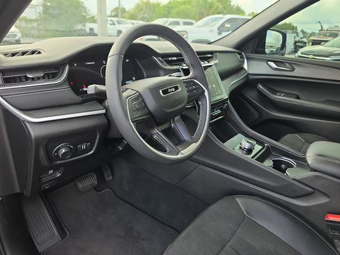 Used 2024 Jeep Grand Cherokee Altitude AWD/4WD image 15