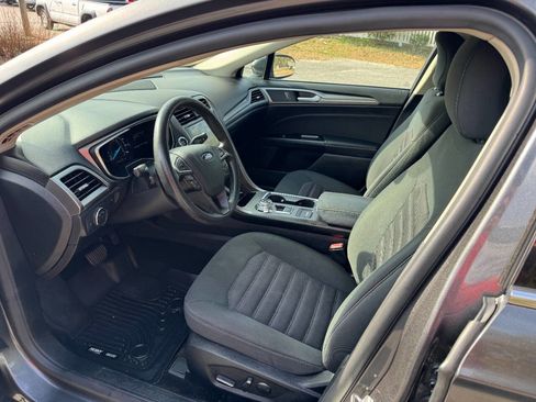 Used 2017 Ford Fusion SE w/ Fusion SE Technology Package image 9