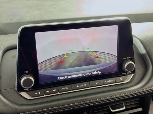 Used 2024 Nissan Rogue SV image 3