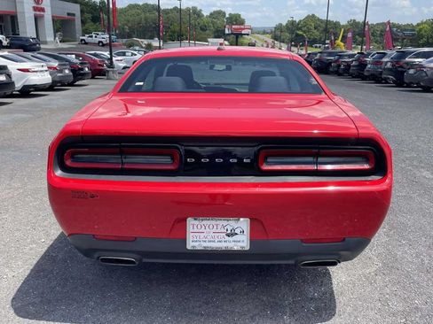 Used 2015 Dodge Challenger SXT RWD image 3