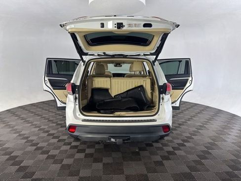 Used 2019 Toyota Highlander XLE AWD/4WD image 18