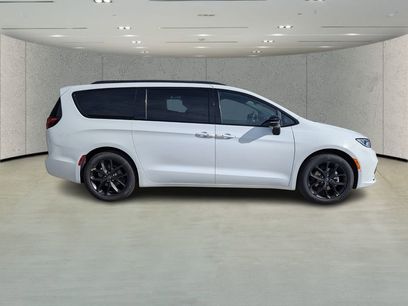 New 2026 Chrysler Pacifica Select w/ S Appearance Package