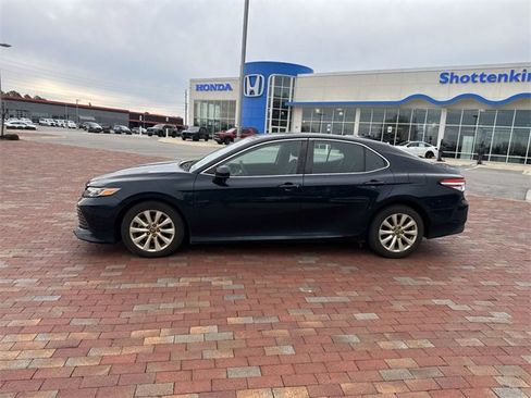 Used 2020 Toyota Camry LE image 3