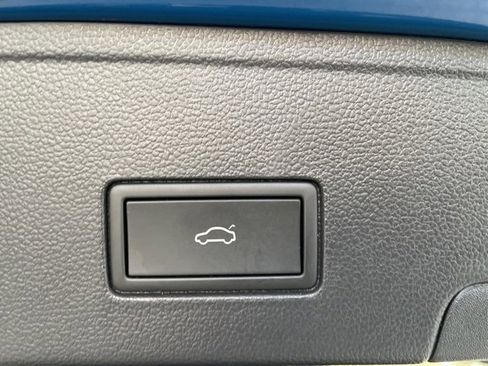 Used 2025 Volkswagen Atlas Cross Sport SEL R-Line image 10