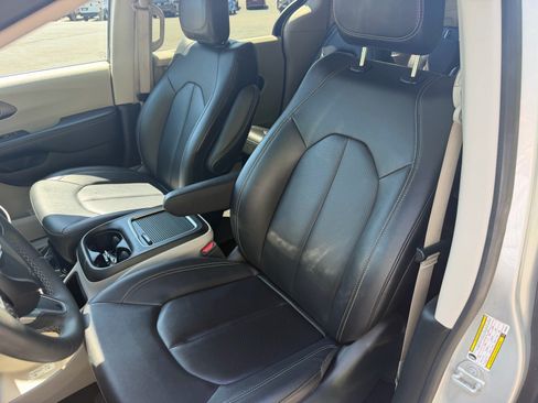 Used 2024 Chrysler Pacifica Touring-L FWD image 26