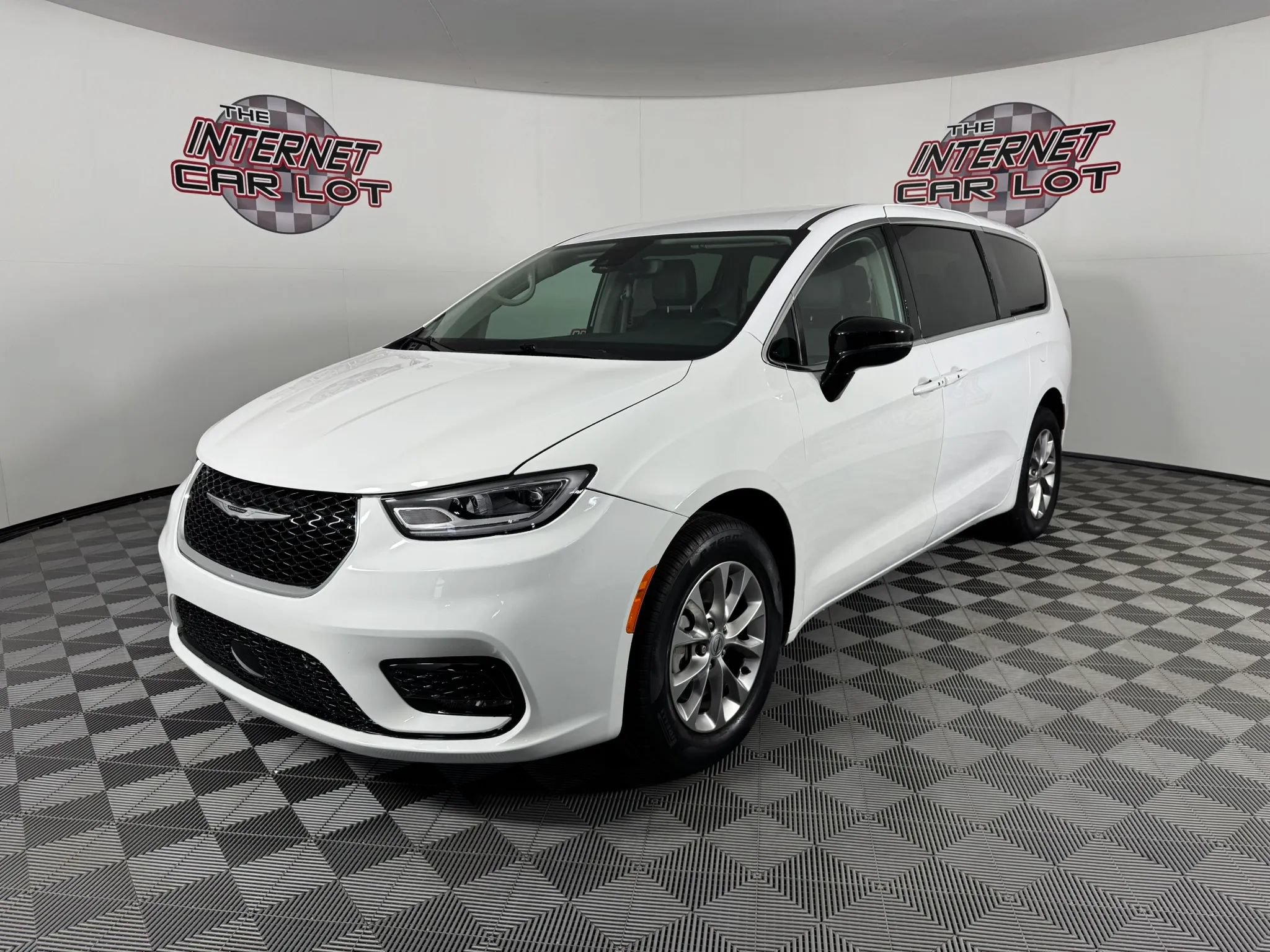 Used 2024 Chrysler Pacifica Touring-L AWD/4WD image 3
