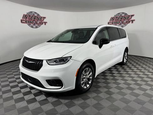 Used 2024 Chrysler Pacifica Touring-L AWD/4WD image 3