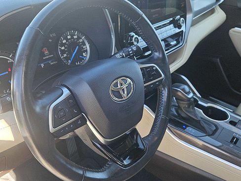 Used 2021 Toyota Highlander Platinum AWD/4WD image 19