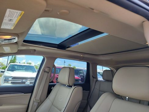 Used 2019 Jeep Grand Cherokee Overland AWD/4WD image 24
