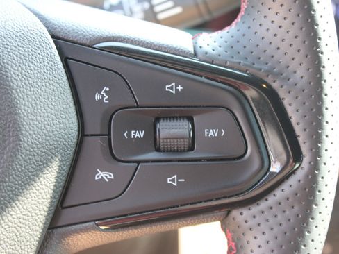Used 2024 Chevrolet Trax RS FWD image 21