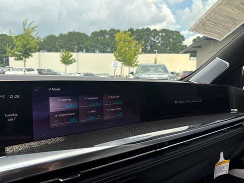 Used 2025 Cadillac Escalade ESV V AWD/4WD image 19