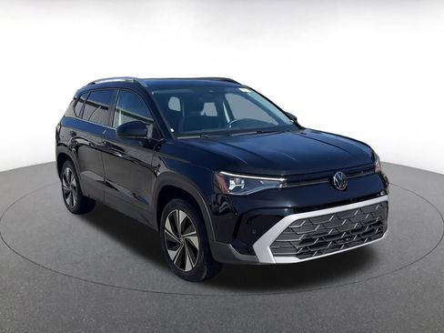 Used 2025 Volkswagen Taos SE image 2