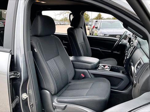 Used 2019 Nissan Titan SV w/ SV Convenience Package image 8