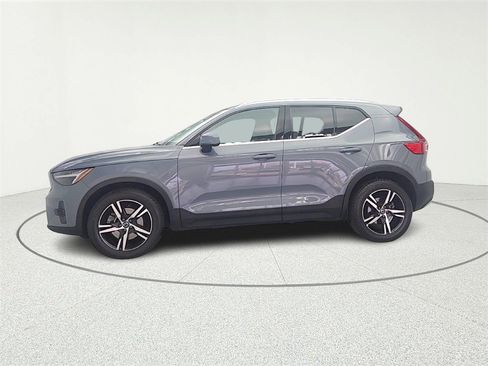 Used 2023 Volvo XC40 B5 Plus image 4