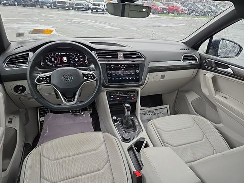 Used 2022 Volkswagen Tiguan SEL R-Line image 17