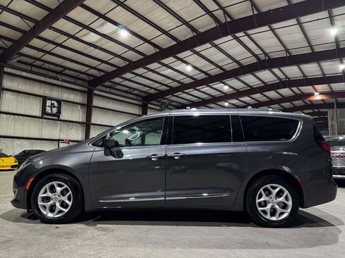 Used 2017 Chrysler Pacifica Touring-L Plus w/ Advanced Safetytec Group image 8