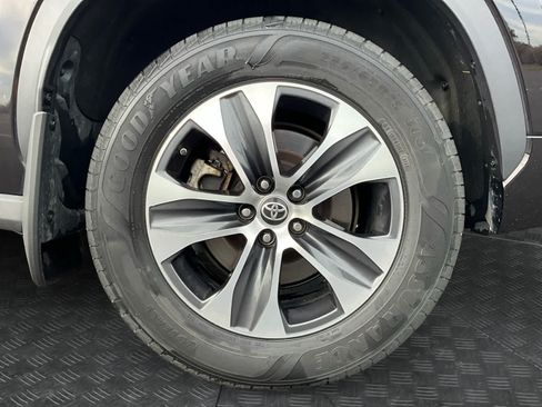 Used 2021 Toyota Highlander XLE AWD/4WD image 10
