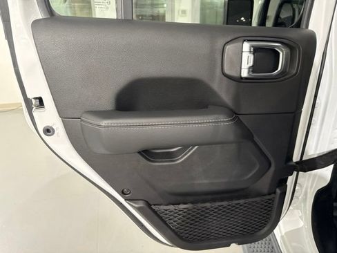 Used 2022 Jeep Wrangler Unlimited Sahara AWD/4WD image 15