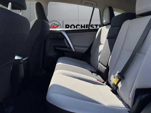 Used 2018 Toyota RAV4 LE AWD/4WD image 16