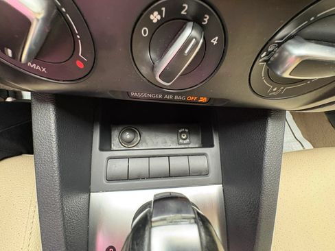 Used 2011 Volkswagen Jetta SE FWD image 35