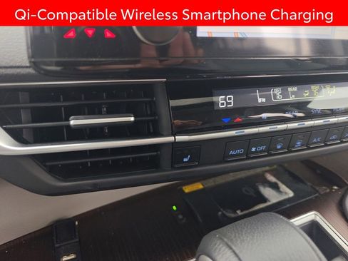 Used 2024 Toyota Sienna XLE w/ XLE Plus Package image 9