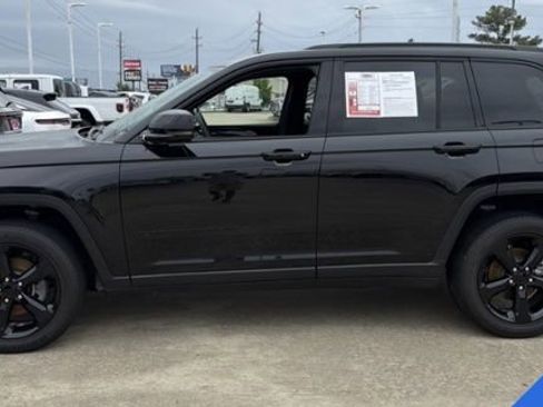 Used 2023 Jeep Grand Cherokee Altitude AWD/4WD image 9
