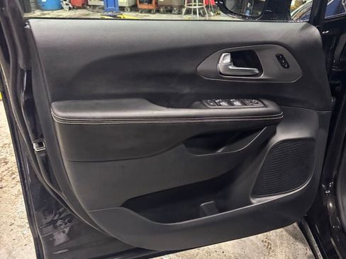 New 2026 Chrysler Pacifica Select image 10