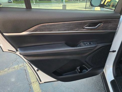 Used 2024 Jeep Grand Cherokee L Limited image 23