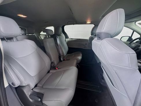 Used 2024 Toyota Sienna XLE FWD image 25