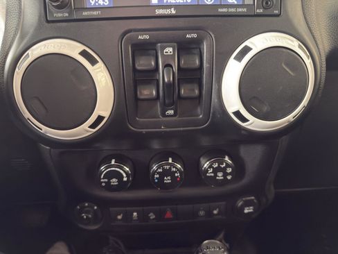 Used 2015 Jeep Wrangler Unlimited Sahara image 23