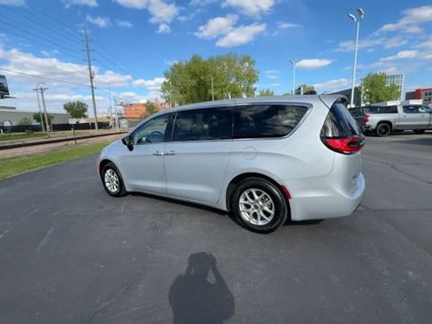 Used 2024 Chrysler Pacifica Touring-L FWD image 7
