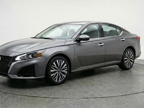 Used 2025 Nissan Altima 2.5 SV image 3