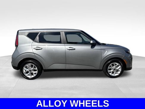 Used 2023 Kia Soul LX w/ Option Group 015 FWD image 3