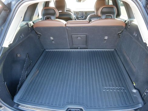 Used 2019 Volvo XC60 T5 Momentum w/ Multimedia Package image 18