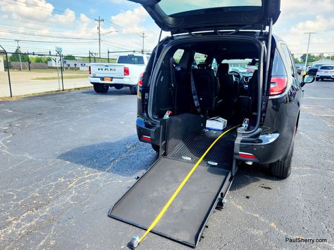 Used 2025 Chrysler Pacifica Select FWD image 14