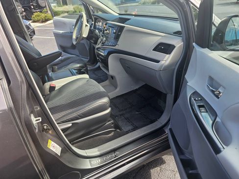 Used 2012 Toyota Sienna SE FWD image 12