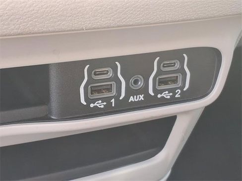 Used 2024 Chrysler Pacifica Touring-L image 9
