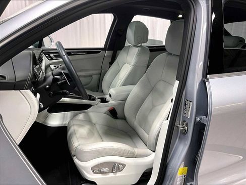 Used 2025 Porsche Macan image 8