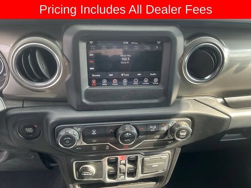 Used 2018 Jeep Wrangler Unlimited Sahara AWD/4WD image 15