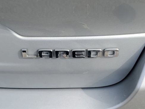 Used 2023 Jeep Grand Cherokee Laredo image 7