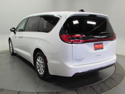 Used 2023 Chrysler Pacifica Touring-L FWD image 5