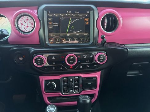 Used 2019 Jeep Wrangler Unlimited Sahara image 21